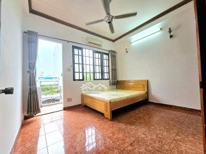 giá 6,9tr - ung văn khiêm, 2 phòng ngủ, ban công, nội thất, mặt tiền đường, gần trường đại học