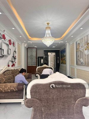 bán gấp nhà mới xuân đỉnh 40m, 6 tầng thang máy ,phân lô , ô tô đỗ , sát phố , đủ nội thất ở ngay