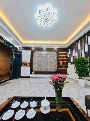 bán nhà phân lô mạc thái tổ cầu giấy. chủ xây rất tâm huyết, dt 60m2x7t thang máy. oto đỗ trước nha