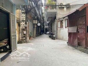 bán gấp nhà lê duẩn, đống đa , cạnh hồ ba mẫu, 50m2 , mặt tiền 4.2m , giá chỉ 8.2 tỷ gần ô tô tránh