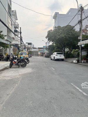 bán nhà mặt tiền đường số quận 7, 61m2, 4 tầng, khu dân trí an ninh.