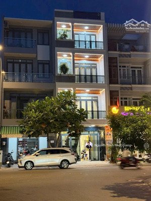 biệt thự phố vừa ở vừa kinh doanh buôn bán có thang máy phòng karaoke phòng xong hơi