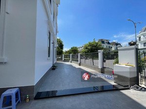 nhà phố góc 2 mặt tiền, đường 25m rộng view hồ nhà mới 100%. giá 35 triệu, dt 200m2 1 trệt 3 lầu