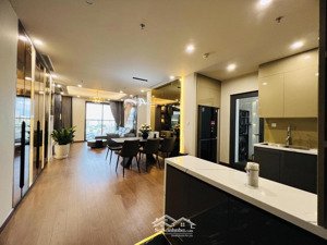 hàng hiếm: bán căn 3 ngủ chung cư khúc thừa dụ, cầu giấy. giá hơn 6 tỷ. full nội thất đẹp