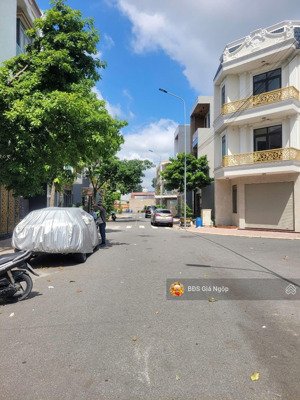 cắt lỗ bán nhà 1t2l kdc gần vincom 550 dĩ an/82,2m2 sổ sẵn, hiện đang cho thuê 8tr/ tháng