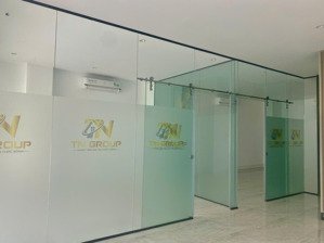 văn phòng tầng trệt 7x 20m giá siêu tốt 15 triệu,ngăn sẵn vách kính 2 phòng,hầm xe rộng