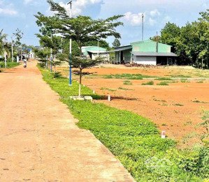 230m2 100m2 thổ cư ngay chợ và ủy ban kinh doanh buôn bán, chỉ còn 2 lô ra gấp cho khách thiện chí