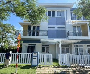 cần bán biệt thự rosita quận 9 căn góc sân vườn, diện tích 245m2. khu compound an ninh, khép kín.