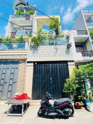 hẻm 6m cmt8 q10 , 4 x 11 , nở hậu, 3pn , xe 16 chỗ ra vào