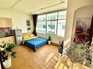 cho thuê phòng cửa sổ lớn mặt tiền đường trần hưng đạo q5 có thang máy, hầm xe, giờ giấc tự do