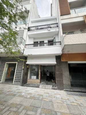 mặt tiền nguyên căn kinh doanh lê thánh tôn, phường bến nghé, quận 1.