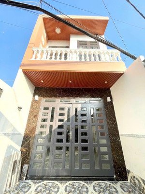 bán căn nhà phố mặt tiền đường trần thị bốc - hốc môn. diện tích : 4 x 16 . đúc 1 lầu , bao gồm 1