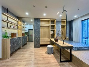 chính chủ bán căn studio full đồ 32m2 toà i1 giá 2,6 tỷ bao phí.