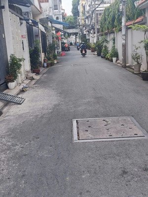 dòng tiền 1.1 tỷ/năm. tòa 13 chdv mới đẹp khu phan xích long 5.6x24m hầm 5 tầng thang máy 23 tỷ tl