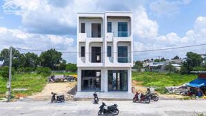 BÁN NHÀ 3 TẦNG MỚI - HẺM XE HƠI - GẦN UBND PHƯỜNG CHÁNH HIỆP