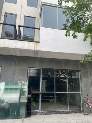 chủ nhà gửi bán căn liền kề thủy trúc giá tốt chủ 180tr/m2. lh: 
