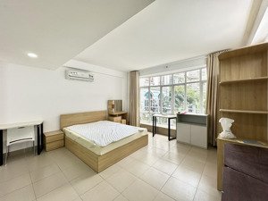 cho thuê 1pn tách bếp 45m2 cửa sổ đón nắng| gần chợ tân định & cầu công lý q3 -thang máy,hẻm xe hoi