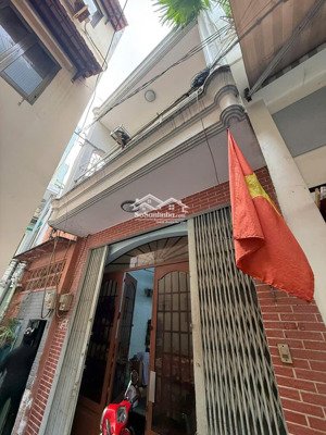 nhà cho thuê lạc long quân tân bình 50m2 với 4 phòng ngủ gần mặt tiền giá 10 triệu/ tháng.