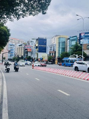 bán nhà mặt tiền đường nguyễn hữu cảnh 4x15 kết cấu 5 tầng,có thang máy,giá cực hót