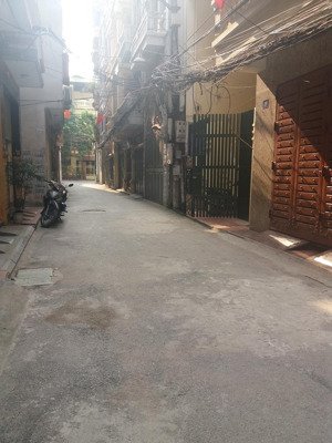 cho thuê nhà ngõ 5 phố hoàng sâm, diện tích 50m2 x 4 tầng mỗi tầng 2 phòng 1 wc , ô tô đậu cửa