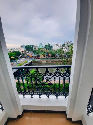 ban công góc view siêu đẹp, mặt tiền hoàng sa, cực thuận tiện, bờ kè bao thoáng