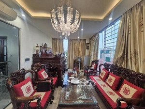 nguyễn chí thanh ,16,9 tỷ 40m2 , phân lô oto tránh ,phố víp kd đỉnh