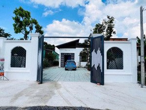chính chủ bán nhà (ngang 10 dài 40m) giá 2,2 tỷ gần chợ bờ ngựa bình chánh nhà đang cho thuê 15 tr