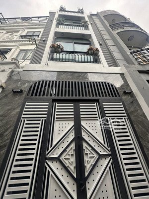 hẻm xe hơi 3/2 q10 , cách mt 1 căn nhà , 45m2 x 3 tầng btct , bank định giá 9ty5 , bán 8.2 tỷ