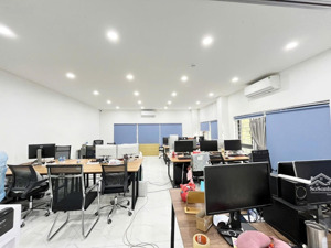 cho thuê văn phòng 180m2 tại phố trần duy hưng, cầu giấy, chia sẵn 04 phòng vách kính