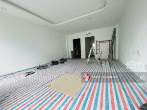 nhà phố 1 trệt 3 lầu 4pn - 5wc nhà hoàn thiện mới 100% giá thuê chỉ 30 triệu. vị trí ngay công viên