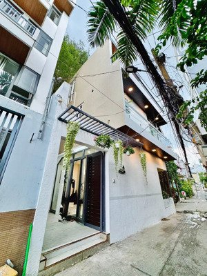 kẹt tiền bán nhà đường oto ở đ.út tịch-p4-tân bình. giá 2tỷ8/73,2m2, cho thuê 18tr/th gần vincom
