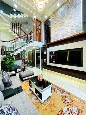 chính chủ cần bán gấp nhà phúc tân . mặt phố kinh doanh oto tránh , gara . tặng nội thất hiện đại