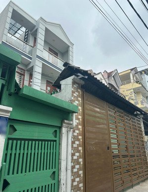 nhà ngang 6m hướng đông nam, có sân đậu oto. thông ra nguyễn duy trinh, lê văn thịnh tiện di chuyển