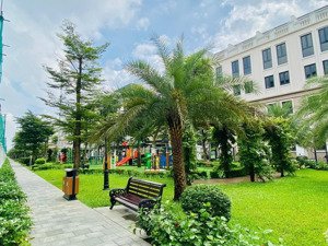 sau nhà mở cửa là công viên thoáng mát, gần chung cư cao cấp masteri ocp3