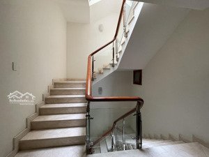 cho thuê phòng trọ đầy đủ nội thất trong biệt thự 3 tầng. 