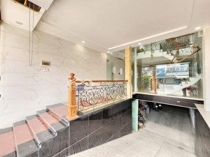 cho thuê toà nhà 1000m2 tầng hầm + thang máy 4 lầu mặt tiền ql1a đối diện bệnh viện