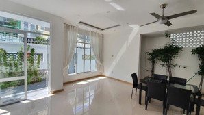 nhà lô góc mặt tiền rộng tận 10m, mới xây, đẹp, tttp, giá rẻ chỉ 5tỷ7, hẻm trước nhà rộng 5m.