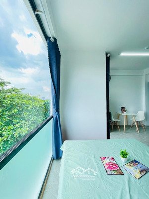 studio có ban công cửa sổ thông thoáng