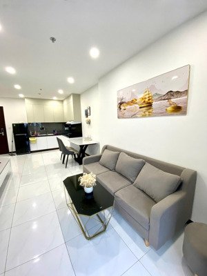 cần tiền bán gấp căn hộ c-sky view, full nội thất, tầng 15, giá 2,1 tỷ lỗ 600triệu lh 