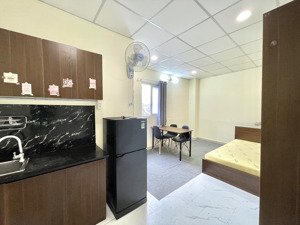 (hàng khủng) căn hộ cửa sổ siêu đẹp / full nội thất / tone vàng / rộng 25m2 / sân xe rộng