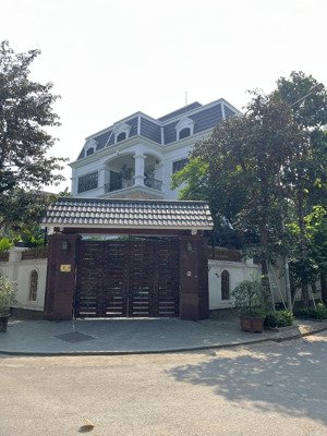 cho thuê biệt thự 300m2 full đồ thang máy, karaoke, xông hơi khô/ ướt, tivi, tủ lạnh, 