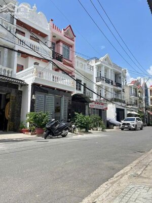 Đẳng cấp sang trọng thiết kế hiện đại diện tích khủng 4mx20m 2 lầu sân thượng