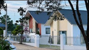 vila sân vườn rộng 385m2 ven đà lạt nhà đẹp đã sẵn, view thông bao phê