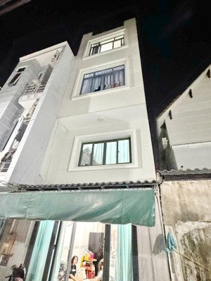 nhà đẹp 4 tầng, gần chợ tiện ích đầy đủ hẻm xe hơi bùi văn ba quận 7