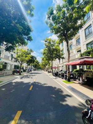 bán nhà đã hoàn thiện, diện tích 160m2 tại vinhomes quận 9 giá 27,8tỷ, cho thuê 45tr/tháng