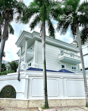 cho thuê biệt thự khu compound thảo điền căn góc sân vườn hồ bơi riêng đậm chất nghỉ dưỡng giá rẻ.