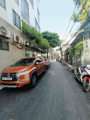 hxh đường thoại ngọc hầu .q tân phú. dt: 4,1x17m. 3 tầng. giá: 8 tỷ tl