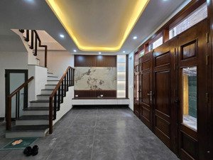 nhà ngay cầu hữu hòa, 36m2, 5 tầng, 4.3 tỷ ngõ nông rộng
