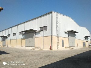 hàng hiếm, vị trí vàng . kho xưởng giá rẻ ngay gần trung tâm hà nội. dt 3000m2 , ngăn từ 600-1000m2