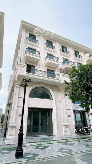 cho thuê nhà phố mới hoàn thiện,dt 7x 22m,(hầm + 5 tầng),có pccc,các tầng ngăn vách kính.